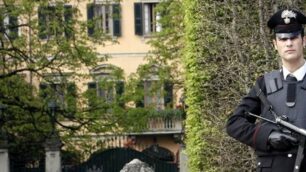 Un carabinieri davanti a Villa San Martino ad Arcore