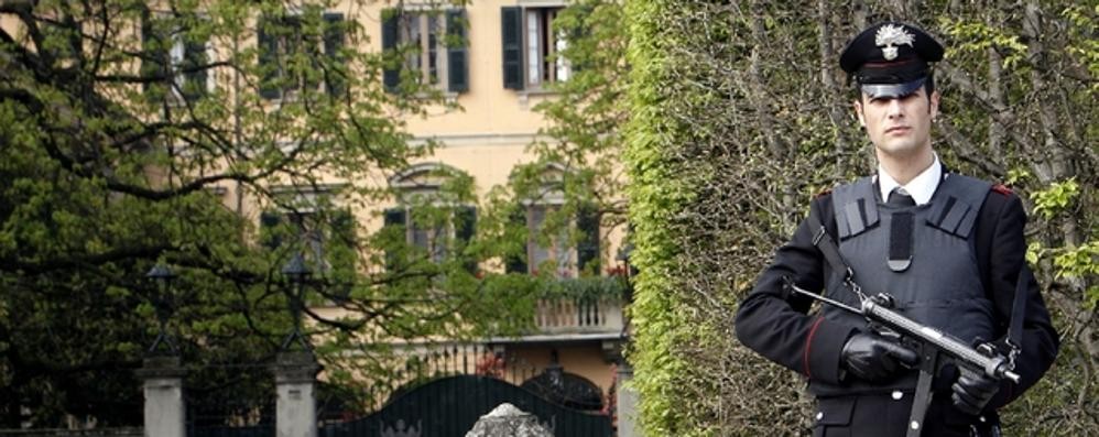 Un carabinieri davanti a Villa San Martino ad Arcore
