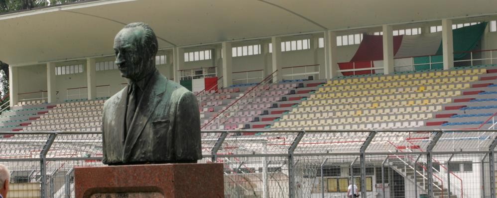 Le tribune del Sada con il busto del fondatore Gino Alfonso