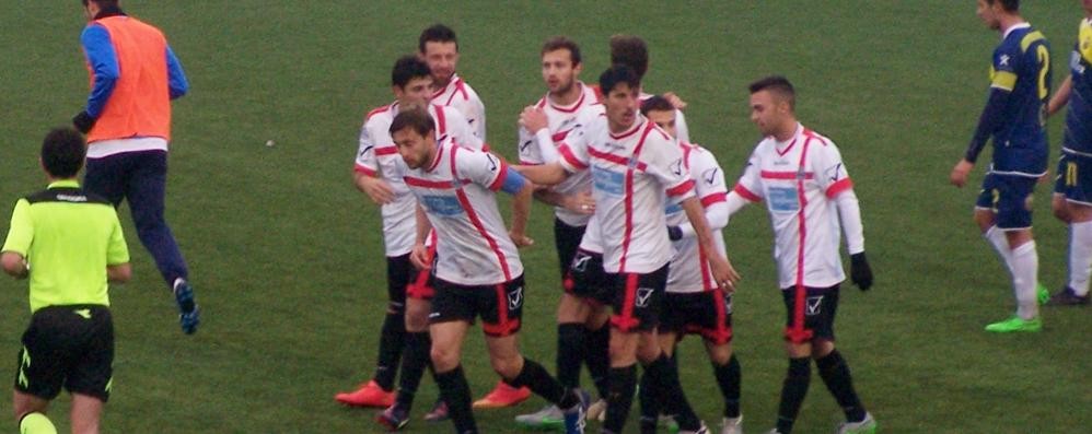 Calcio, l'esultanza del Seregno dopo il decisivo gol di Fabio Cusaro