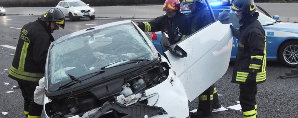 Carate - La Smart distrutta sulla quale è morto Raffaele Marino, 55 anni, di Lecco