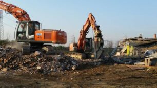 Desio, ruspe in azione per demolire Villa Reitano