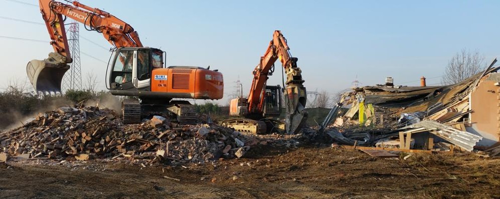 Desio, ruspe in azione per demolire Villa Reitano