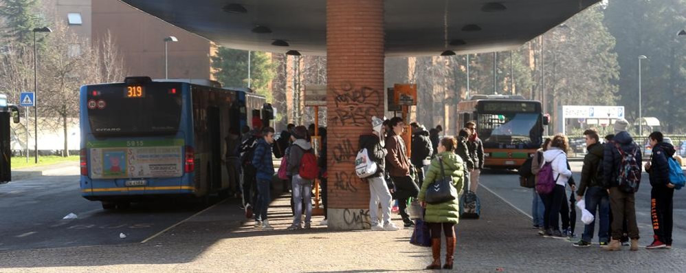 Vimercate, autobus piazza Marconi