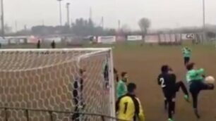 Varedo, il momento in cui Luca Orlandi aggancia il pallone e lo gira in gol di tacco