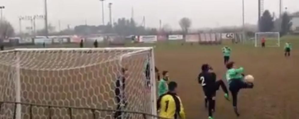 Varedo, il momento in cui Luca Orlandi aggancia il pallone e lo gira in gol di tacco