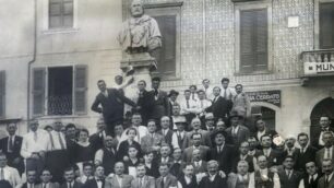 Una foto del 1925 con i soci della cooperativa Garibaldi