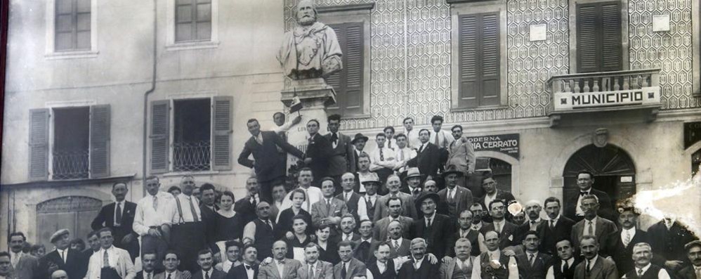 Una foto del 1925 con i soci della cooperativa Garibaldi