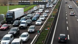 L’autostrada A4: al traffico, nella corsia opposta, risponde la prima corsia vuota