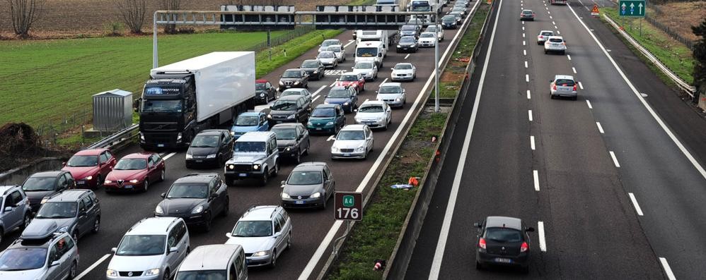 L’autostrada A4: al traffico, nella corsia opposta, risponde la prima corsia vuota