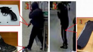 Uno dei  rapinatori inquadrato dalle telecamere del supermercato