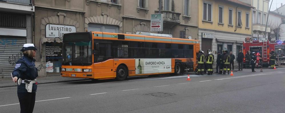 Monza, l’incendio dell’autobus in via Libertà