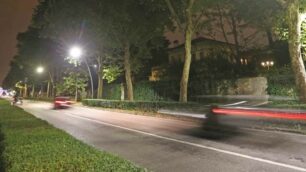 Il grave incidente è accaduto all’incrocio con viale Cesare Battisti, davanti alla Villa Reale