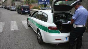 Una gente di polizia locale al lavoro