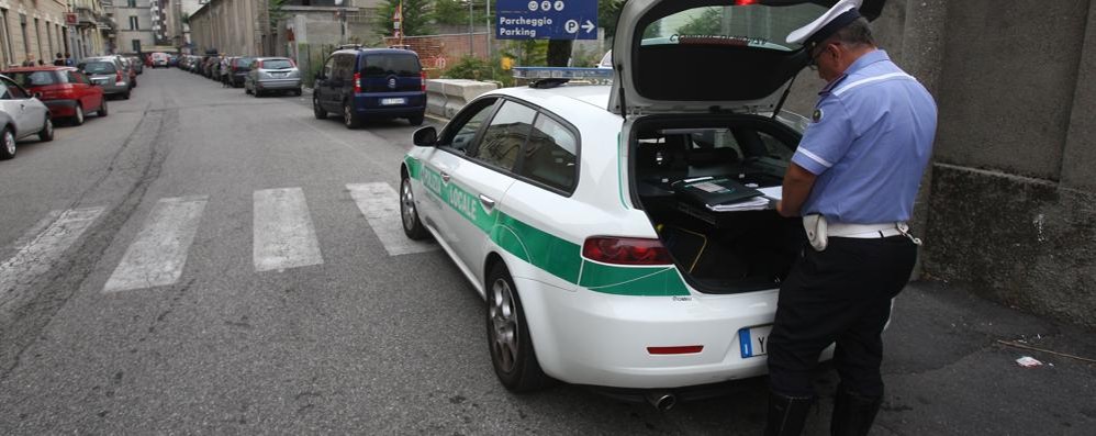 Una gente di polizia locale al lavoro