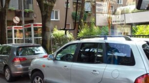 Monza, auto parcheggiate lungo la fermata dell’autobus in viale Romagna