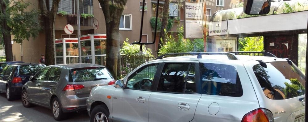 Monza, auto parcheggiate lungo la fermata dell’autobus in viale Romagna