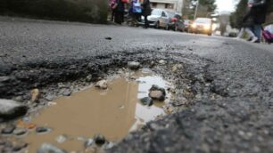 Monza, una buca in strada