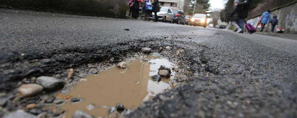 Monza, una buca in strada