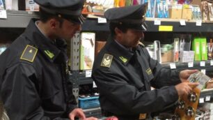Sequestrati anche 10mila capi di abbigliamento contraffatti