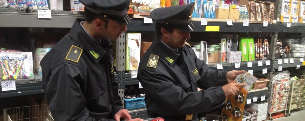 Sequestrati anche 10mila capi di abbigliamento contraffatti