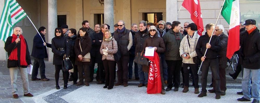 Seregno, antifascisti e partigiani: «Rimuovete la lapide dei caduti Rsi»