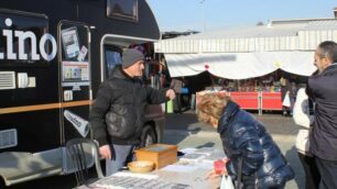 Seregno - Il camper del Cittadino al mercato del sabato in piazza Linate