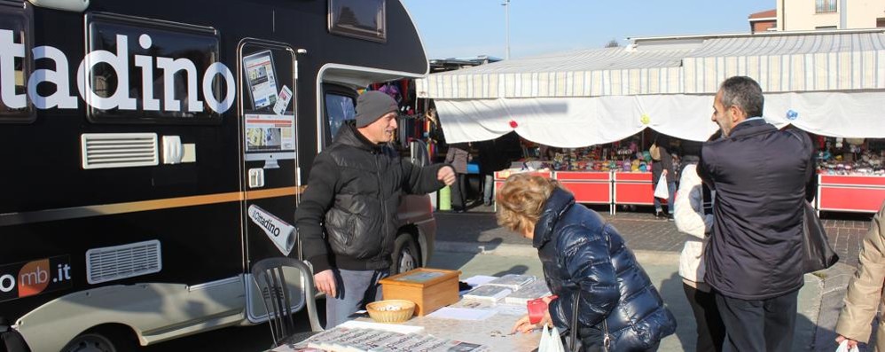 Seregno - Il camper del Cittadino al mercato del sabato in piazza Linate