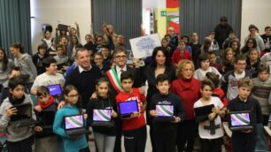 Seregno, gli alunni di prima media con i nuovi tablet assieme alle autorità municipali