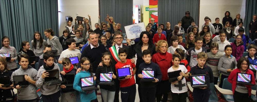 Seregno, gli alunni di prima media con i nuovi tablet assieme alle autorità municipali