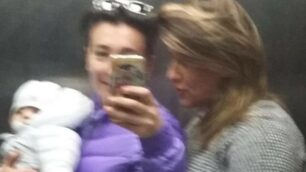 Fabiola Allievi e Rossana Pozzoli col bimbo Giacomo di 3 mesi chiuse in ascensore