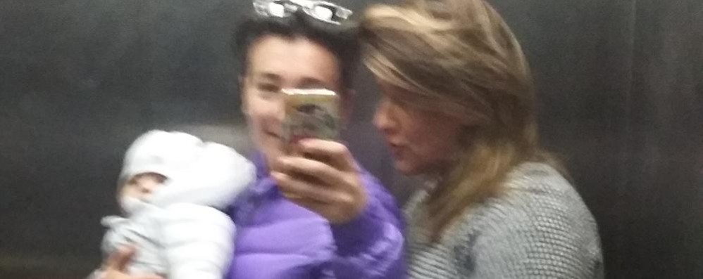 Fabiola Allievi e Rossana Pozzoli col bimbo Giacomo di 3 mesi chiuse in ascensore