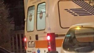 L'ambulanza che si è dovuta fermare al passaggio a livello di via Manzoni a Seveso
