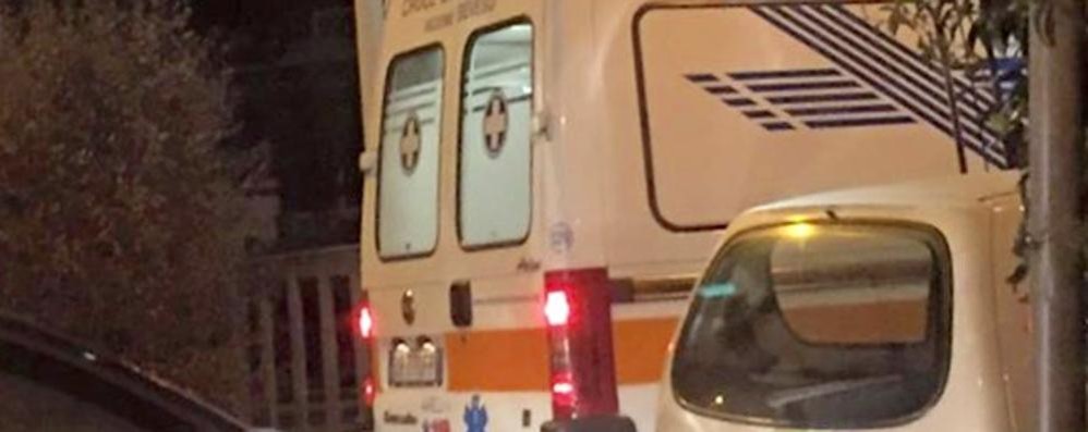 L'ambulanza che si è dovuta fermare al passaggio a livello di via Manzoni a Seveso