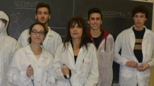 Vimercate: la prof Marina Porta con gli studenti Francesco Gori, Lorenzo Meroni, Matteo Tagliabue, Leonardo Stucchi, Alessia Miragoli