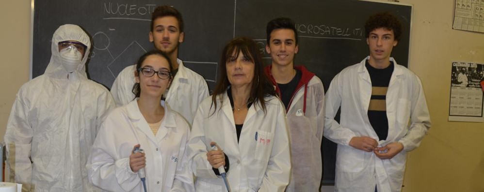 Vimercate: la prof Marina Porta con gli studenti Francesco Gori, Lorenzo Meroni, Matteo Tagliabue, Leonardo Stucchi, Alessia Miragoli