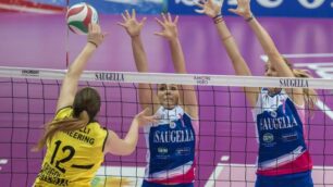 Volley, Rebecca Rimoldi (a sinistra a muro) della Saugella Monza