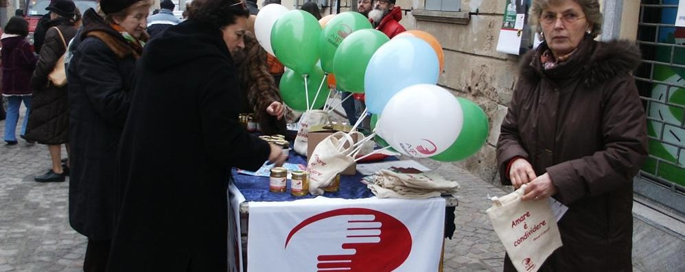 Uno dei banchetti di Aifo