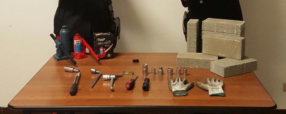 BRUGHERIO - Gli arnesi per il furto di pneumatici trovati dai carabinieri a bordo dell’auto del 32enne arrestato
