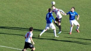 Calcio, Seregno: Marco Gasparri prova a controllare il pallone, sotto gli occhi dell'ex Jordan Pedrocchi