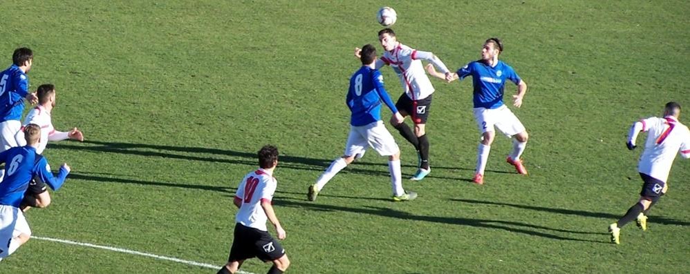 Calcio, Seregno: Marco Gasparri prova a controllare il pallone, sotto gli occhi dell'ex Jordan Pedrocchi
