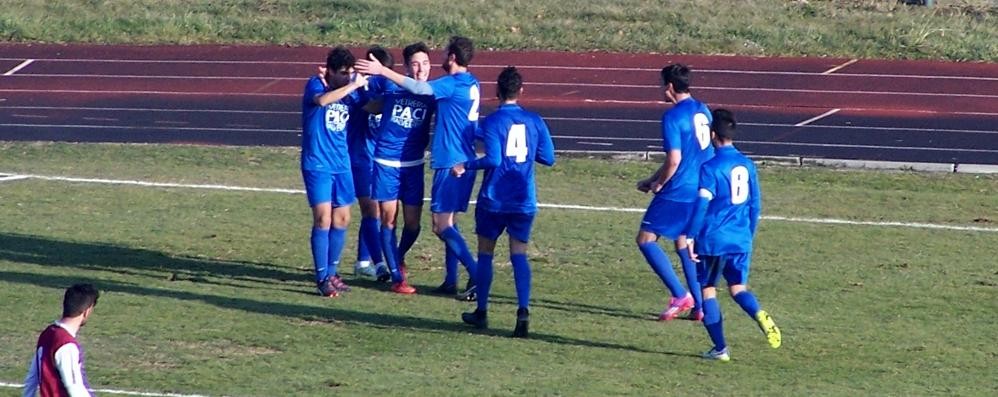 Calcio, Davide Bosio abbracciato dai compagni dopo l’1-0 per il Seregno