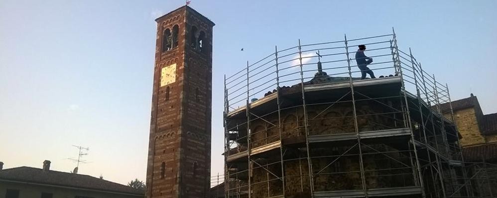 Carate Brianza,il cantiere sul tetto della basilica di Agliate