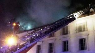 Cesano Maderno, l’incendio in corso Roma a Binzago