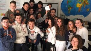 I ragazzi della terza D della scuola media di Lesmo insieme al professore Luigi Nicolardi