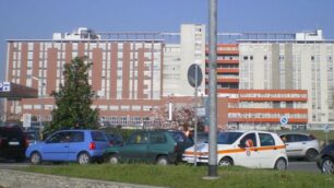 La zona dell’ospedale: i truffatori agirebbero qui.