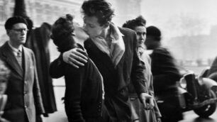 "Bacio all'Hotel de Ville", foto di Robert Doisneau, Parigi 1950