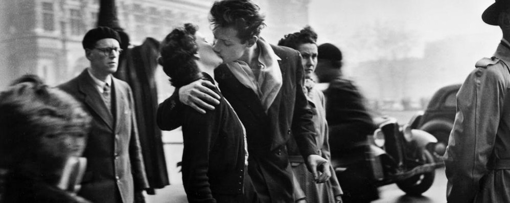 "Bacio all'Hotel de Ville", foto di Robert Doisneau, Parigi 1950