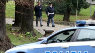 Agenti della polizia in zona stazione