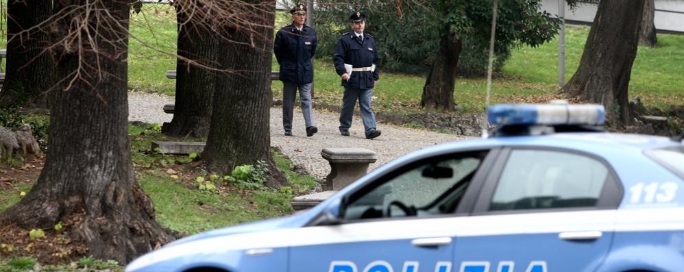 Agenti della polizia in zona stazione